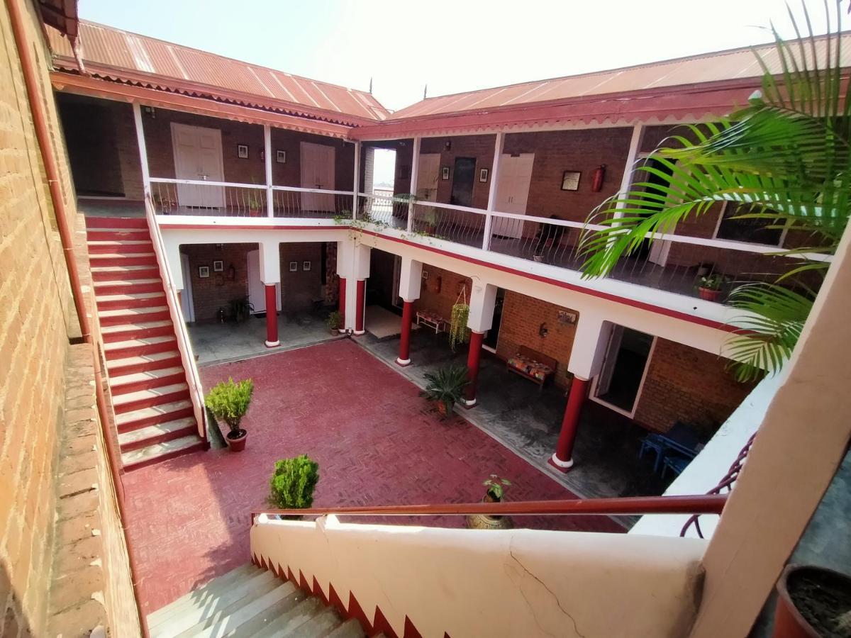 Naurang Yatri Niwas Hotel Garli Exterior photo